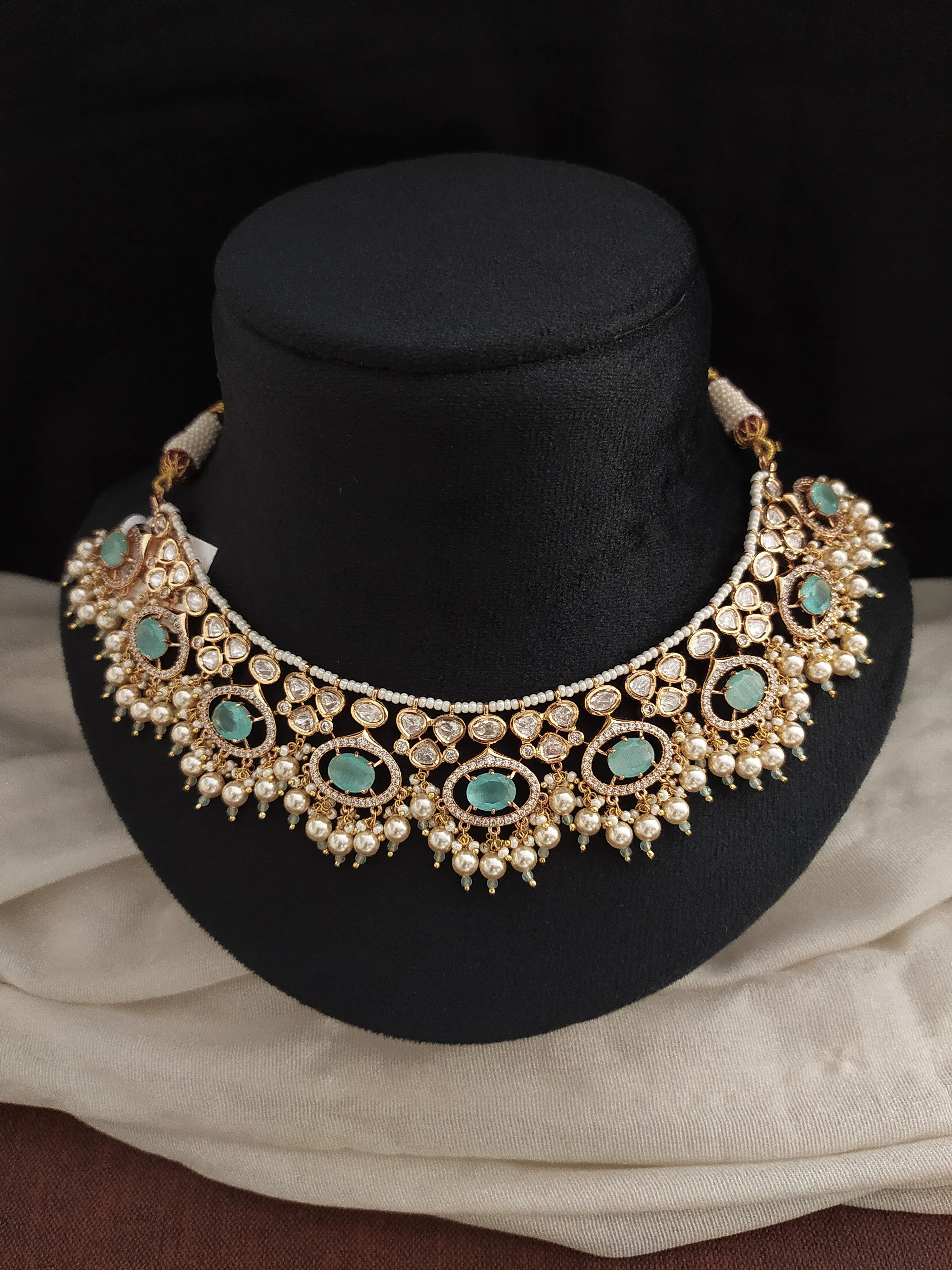 Gold-plated uncut diamond necklace set with pearl drop