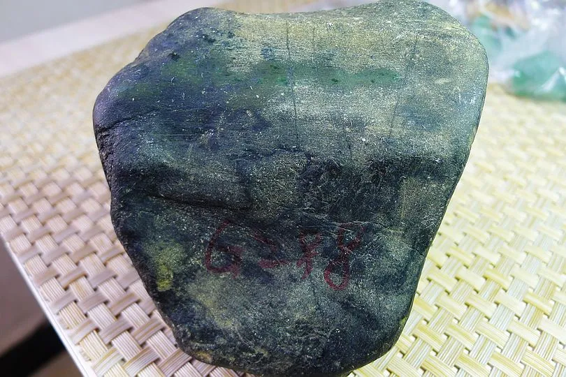 Natural Jade Rough Jadeite Raw (838g,10X9.8X6.3cm)