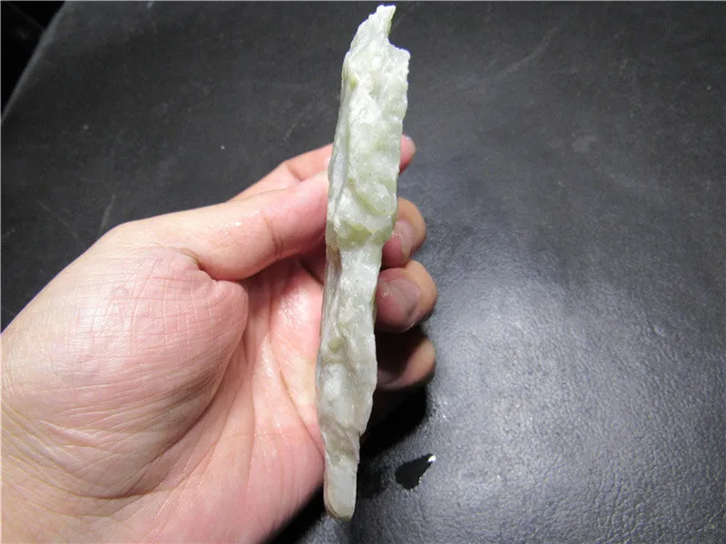 Natural Kunlun Jade Rough Nephrite Raw (147.44g, 115X75X10mm)