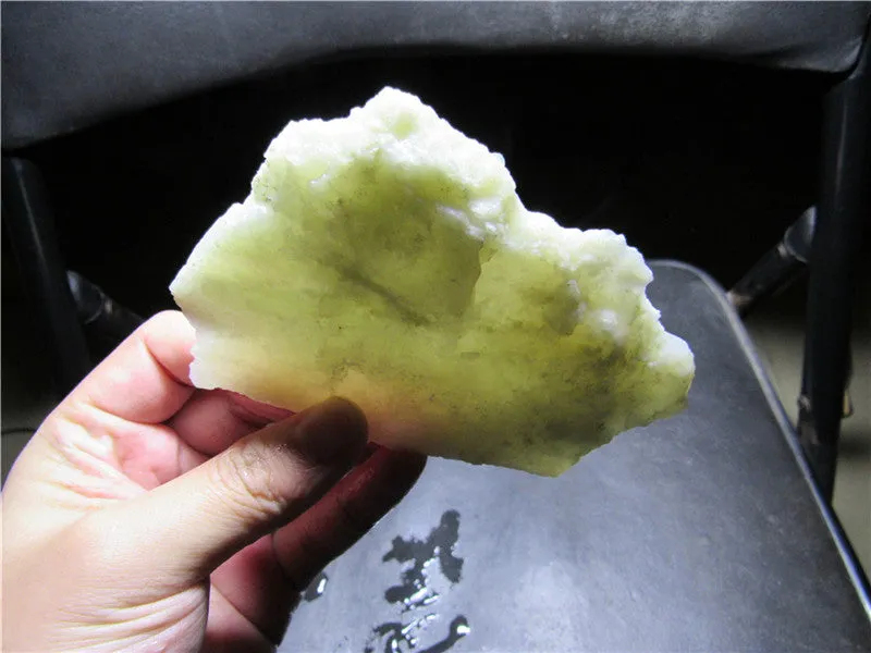 Natural Kunlun Jade Rough Nephrite Raw (147.44g, 115X75X10mm)