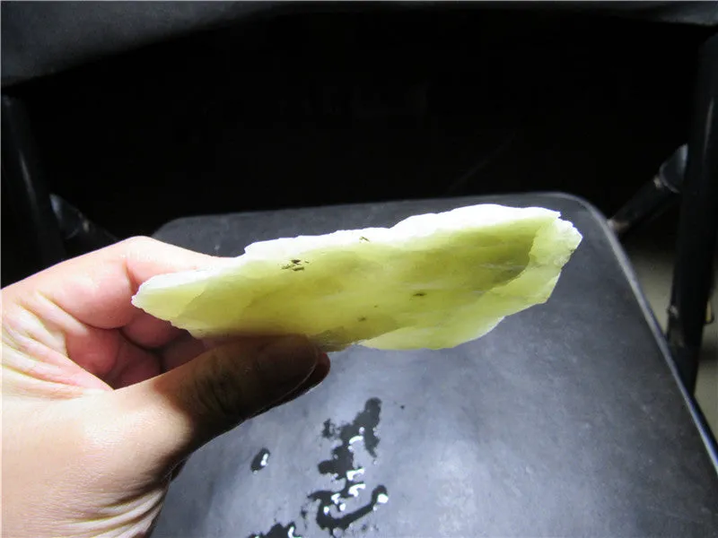 Natural Kunlun Jade Rough Nephrite Raw (147.44g, 115X75X10mm)